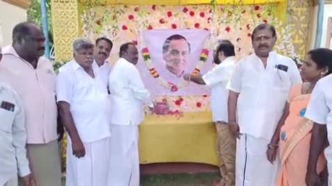 கடலூர்: மஞ்சக்குப்பத்தில் முன்னாள் பிரதமர் ராஜீவ் காந்தியின் உருவப்படத்திற்கு மாலை அணிவித்து காங்கிரசார் மரியாதை