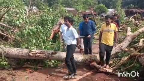 मनोहरपुर: चिड़िया में आंधी से गिरे दर्जनों घरों के छप्पर, चार लोग घायल