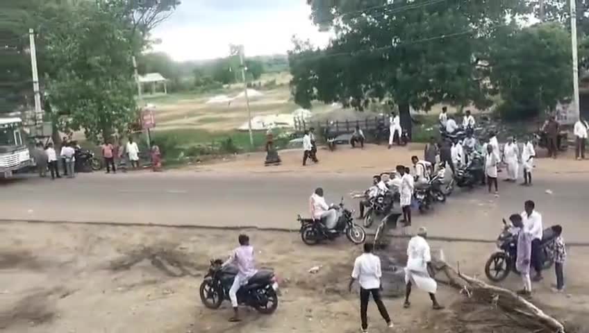 నర్సాపూర్: పైతర గ్రామంలో ధాన్యం కొనుగోలు కేంద్రాల్లో సమస్యలు పరిష్కరించాలని రైతులు డిమాండ్