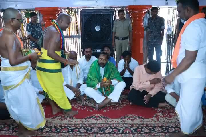 పెద్దపల్లి: హనుమాన్ జయంతి సందర్భంగా కొండగట్టు హనుమాన్ దేవాలయంలో ప్రత్యేక పూజలు నిర్వహించిన పెద్దపల్లి ఎమ్మెల్యే విజయ రమణారావు