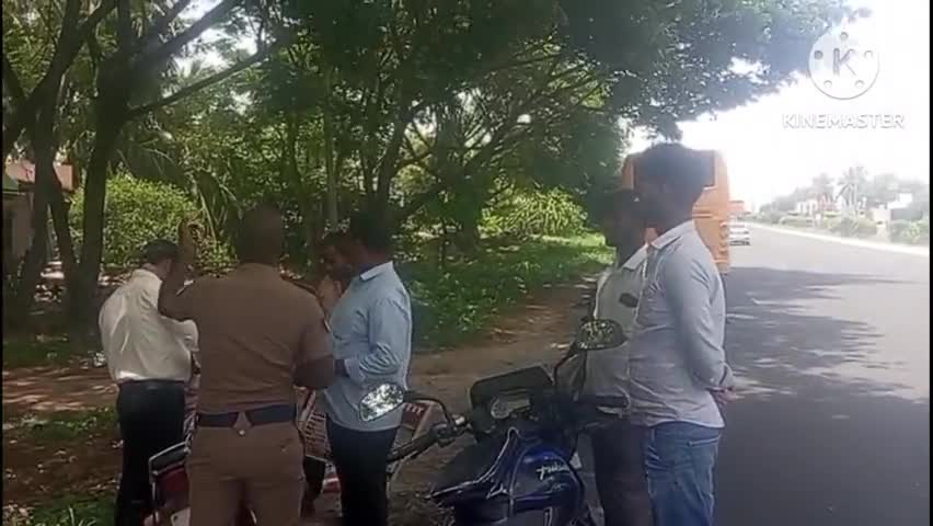 நாட்றாம்பள்ளி: முத்தனப்பள்ளியில் சாலையோரமுள்ள மரத்தில் விளம்பர பலகைகள் வைத்ததற்கு தண்டனையாக 50 செடிகளை நட்டு வைத்த கல்லூரி நிர்வாகம்