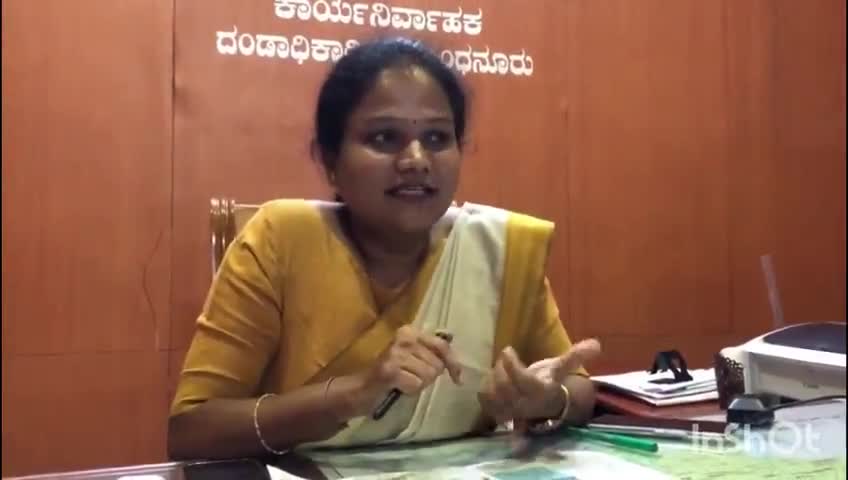 ಸಿಂಧನೂರು: ಜೋಳ ಖರೀದಿ ಕೇಂದ್ರದಲ್ಲಿ ಸಮಸ್ಯೆಯಿಂದ ತಹಶೀಲ್ದಾರ್ ಕಚೇರಿ ಮುಂದೆ ರೈತರ ಪ್ರತಿಭಟನೆ, ಪಟ್ಟಣದಲ್ಲಿ ತಹಶೀಲ್ದಾರ್ ಶೃತಿ