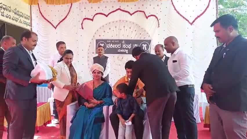 ಮಳವಳ್ಳಿ: ಪಟ್ಟಣದಲ್ಲಿ ವರ್ಗಾವಣೆಗೊಂಡ ನ್ಯಾಯಾಧೀಶರಿಗೆ ವಕೀಲರ ಸಂಘದಿಂದ ಬೀಳ್ಕೊಡುಗೆ