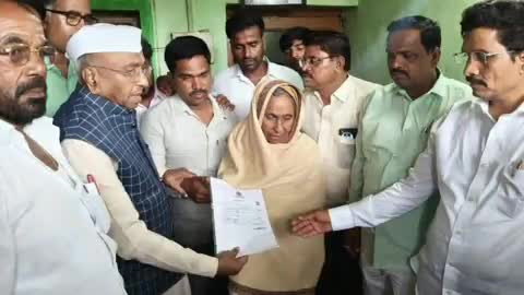 ಅಫಜಲ್ಪುರ: ಕರಜಗಿಯಲ್ಲಿ ಸಿಡಿಲಿಗೆ ಬಲಿಯಾದ ರೈತನ ಕುಟುಂಬಕ್ಕೆ ₹5 ಲಕ್ಷ ಪರಿಹಾರದ ಚೆಕ್ ವಿತರಣೆ