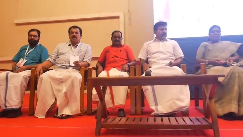 കൊല്ലം: ആശ്രാമം യൂനുസ് കണ്‍വന്‍ഷന്‍ സെന്ററില്‍ മുഖ്യമന്ത്രിയുടെ അധ്യക്ഷതയില്‍ ജില്ലാതല യോഗം ചേർന്നു