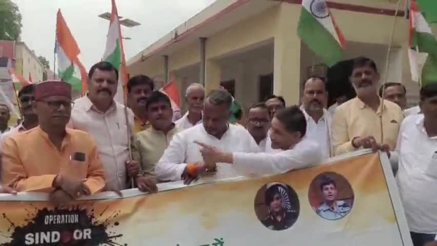 आज़मगढ़: जहानागंज में निकाली गई तिरंगा यात्रा, ब्लॉक प्रमुख रमेश कनौजिया ने किया नेतृत्व