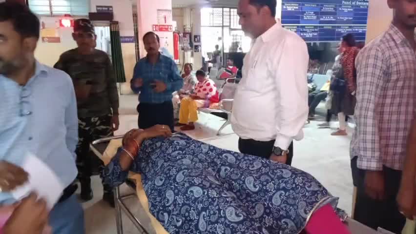चाईबासा: बस स्टैंड चौक के पास घायलावस्था में पड़ी महिला को सड़क सुरक्षा समिति के सदस्यों ने पहुंचाया सदर अस्पताल