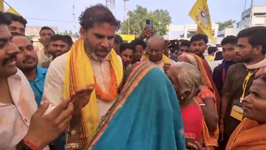 Bihar:- आप मेरी बुजुर्ग हैं, आशीर्वाद तो आप देंगी न। उल्टी धारा क्यों चला रही हैं!#jansuraaj #jansuraajpadyatra #prashantkishor