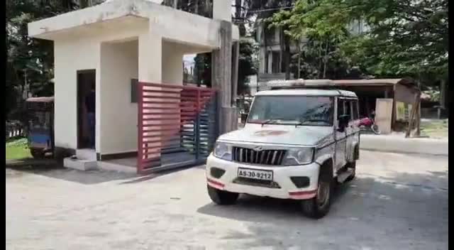 বৰমা ভাগ: অসমৰ পৰা বহিঃৰাজ্যলৈ গোপনে কুকুৰ সৰবৰাহ কৰা এটা চক্ৰক হাউলীত কুকুৰ সহ গ্ৰেপ্তাৰ কৰে আৰক্ষীয়ে