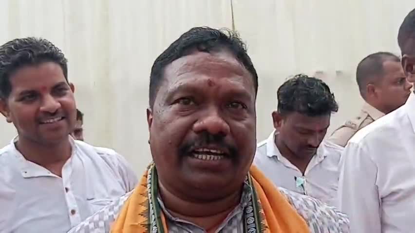 ସମ୍ବଲପୁର ମ୍ୟୁନିସିପାଲଟି: ରାଜ୍ୟରେ ନୂତନ ନଳକୂପ ଖୋଲିବା ପ୍ରସଙ୍ଗରେ ସମ୍ବଲପୁର ବିଶ୍ଵବିଦ୍ୟାଳୟ ଠାରେ ପଞ୍ଚାୟତିରାଜ ମନ୍ତ୍ରୀ ରବିନାରାୟଣ ନାଏକ ରଖିଲେ ପ୍ରତିକ୍ରିୟା