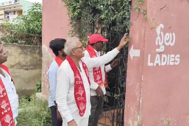 పుంగనూరు: వ్యవసాయ మార్కెట్ యార్డులో మౌలిక సదుపాయాలు కల్పించాలని నిరసన వ్యక్తం చేసిన సీపీఐ నాయకులు