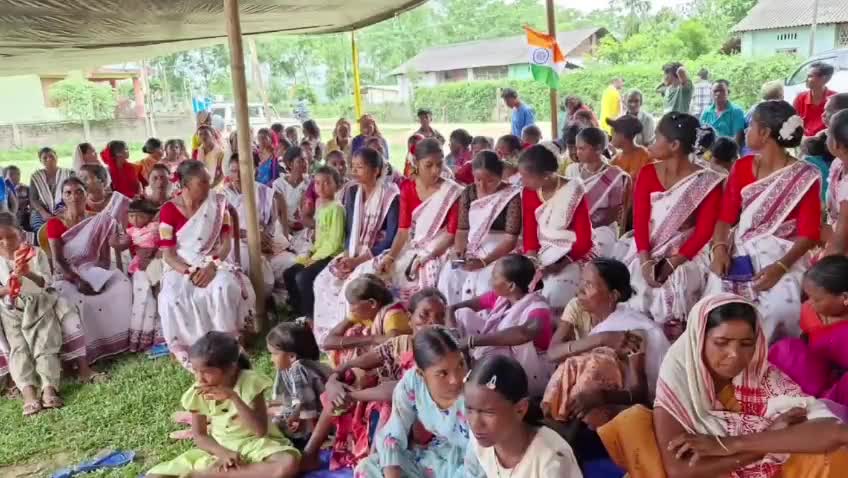 সোণাৰি: ভাৰতীয় সশস্ত্ৰ বাহিনীৰ সমৰ্থনত সোণাৰিৰ কেইবাটাও বুথত ত্ৰিৰংগা যাত্ৰা, উপস্থিত বিধায়ক ধৰ্মেশ্বৰ কোঁৱৰ #OperationSindoor
