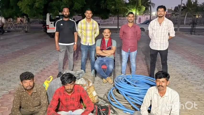 ખંભાળિયા: કોપર વાયરની ચોરીની ભેદ ઉકેલાયો; રૂ.2.92 લાખના ચોરીના મુદ્દામાલ સાથે LCB એ ત્રણને ઝડપી પાડયા.
