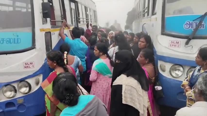 ஏற்காடு: ஏற்காட்டில்  செயல்படாமல் நிறுத்தி வைக்கப்பட்டிருக்கும் கோடை விழா அரசு பேருந்துகள்.. சுற்றுலா பயணிகள் தவிப்பு
