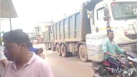 कांकेर: चारामा नगर की गलियों में रात भर हाइवा ट्रकों से हो रहा रेत परिवहन, लोगों ने वाहन रोक पुलिस को किया सुपुर्द