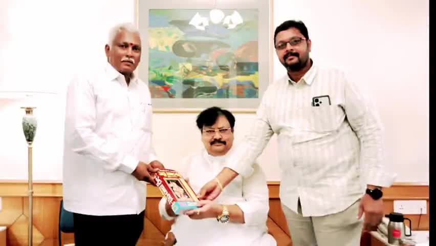 పలమనేరు: మహానాడులో తెలుగు భాష రక్షణ కోసం తీర్మానం చేయాలని వర్ల రామయ్యకు అర్జీ ఇచ్చిన TSSS అధ్యక్షుడు తులసీనాదం నాయుడు