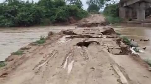 ములుగు: ఉప్పొంగిన జంపన్న వాగు, దొడ్ల- మల్యాల మధ్య తెగిన రోడ్డు, రాకపోకలు బంద్