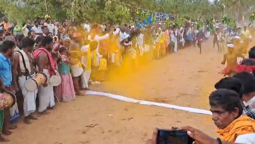நத்தம்: மடூரில் பெத்தப்ப நாயக்கர் அரண்மனை சுவாமி கோவில் திருவிழாவையொட்டி மாலை தாண்டும் நிகழ்ச்சி