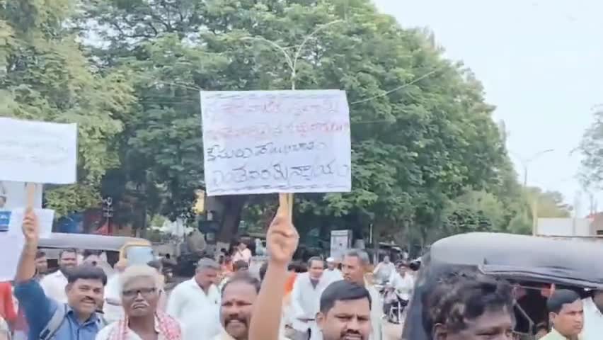 ఎమ్మిగనూరు: ఎమ్మిగనూరులో హిందూ స్మశాన వాటిక పరిరక్షణ నాయకులు రోడ్డు విషయంలో మున్సిపల్ కార్యాలయం వద్ద నిరసన