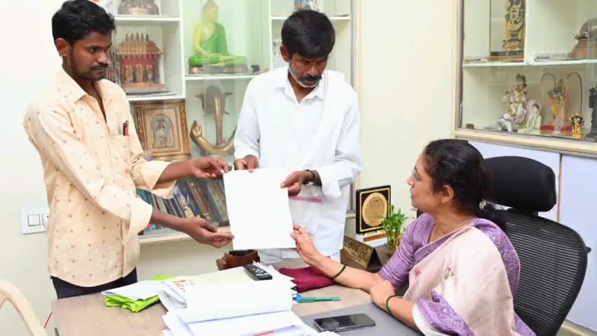 పాణ్యం: పాణ్యంలో నిర్వహించిన గ్రీవెన్స్‌ కార్యక్రమంలో పాల్గొని ప్రజల నుండి అర్జీలు స్వీకరించిన ఎమ్మెల్యే గౌరు చరిత రెడ్డి