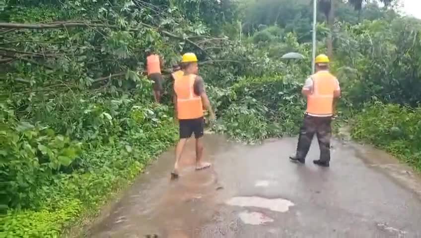 জামপুইজলা: বৃষ্টির ফলে জম্পুইজলায় বন্ধ একাধিক সড়ক, বিদ্যুৎ বিচ্ছিন্ন মহকুমা এলাকা; আতঙ্কে এলাকাবাসী