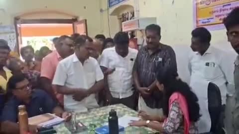 விருத்தாசலம்: நிரந்தர கடை கேட்டு கோட்டாட்சியர் அலுவலகத்தில் வியாபாரிகள் மனு அளித்தனர்