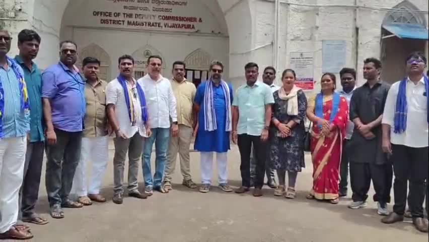ವಿಜಯಪುರ: ನಗರದ ರೈಲ್ವೆ ನಿಲ್ದಾಣಕ್ಕೆ ಅಂಬೇಡ್ಕರ್ ಹೆಸರಿಡಿ, ಜಿಲ್ಲಾಧಿಕಾರಿ ಮೂಲಕ ಕೇಂದ್ರ ಸರ್ಕಾರಕ್ಕೆ ದಲಿತ ಪರ ಸಂಘಟನೆಗಳ ಮನವಿ