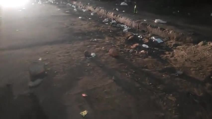 कोलार रोड भोपाल शराबियों  की गंदगी साफ  रात में नगर निगम करती हैं आबकारी अधिकारी मज़े मार रहे है