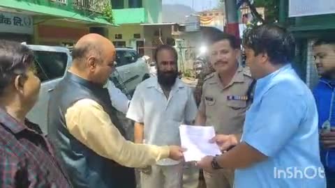बागेश्वर: कांग्रेस जिलाध्यक्ष के खिलाफ कार्रवाई की मांग, व्यापार मंडल ने कोतवाल को सौंपा ज्ञापन