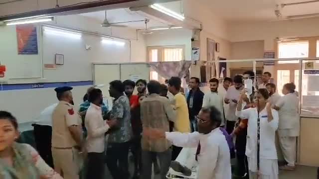 મોરબી: શહેરના માળીયા વનાળીયા સોસાયટીમાં  બે જૂથ વચ્ચે જુની અદાવતમાં મારામારી ત્યાર બાદ સિવિલ હોસ્પિટલમાં આવ્યા ત્યારે પણ આ લોકોએ છૂટા હાથની મારામારી કરી