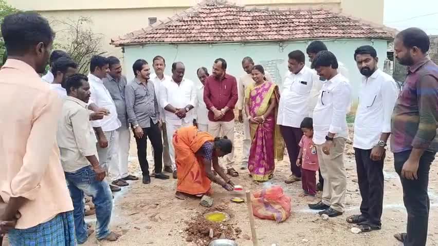 సిరిసిల్ల: తంగళ్ళపల్లిలోని పలు గ్రామాల్లో ఇందిరమ్మ ఇళ్ల నిర్మాణానికి భూమి పూజ నిర్వహించిన తహసీల్దార్ జయంత్ కుమార్