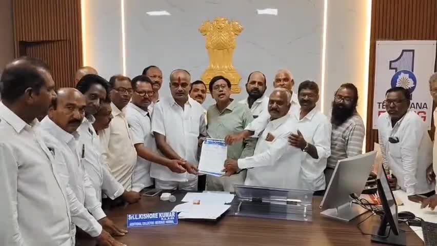 నిర్మల్: తెలంగాణ ఉద్యమకారుల హామీలు నెరవేర్చాలంటూ అదనపు కలెక్టర్ కిషోర్ కుమార్‌కు వినతి పత్రం అందజేసిన జిల్లా అధ్యక్షుడు రామకృష్ణ