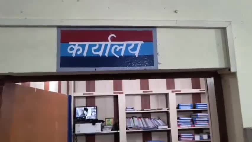 टिहरी: 10 लीटर अवैध कच्ची शराब के साथ एक अभियुक्त को टिहरी पुलिस ने किया गिरफ्तार, आबकारी अधिनियम में मुकदमा पंजीकृत