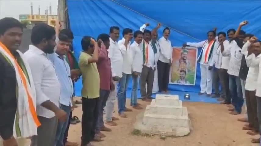 ఖానాపూర్: యంగ్ ఇండియా ఇంటిగ్రేటెడ్ స్కూల్ మంజూరు పట్ల హర్షం వ్యక్తం చేస్తూ సీఎం చిత్రపటానికి పాలాభిషేకం చేసిన నాయకులు