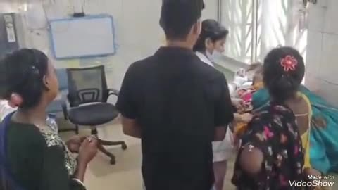 देवघर: बाजार समिति में कचरा बीन रही महिला करंट लगने से जख्मी, अस्पताल में भर्ती