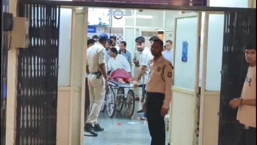 नीमच नगर: पांच खोली मोहल्ले में बेहोशी की हालत में खून से लथपथ मिले एक ही परिवार के 4 सदस्य, पुलिस ने अस्पताल में कराया भर्ती