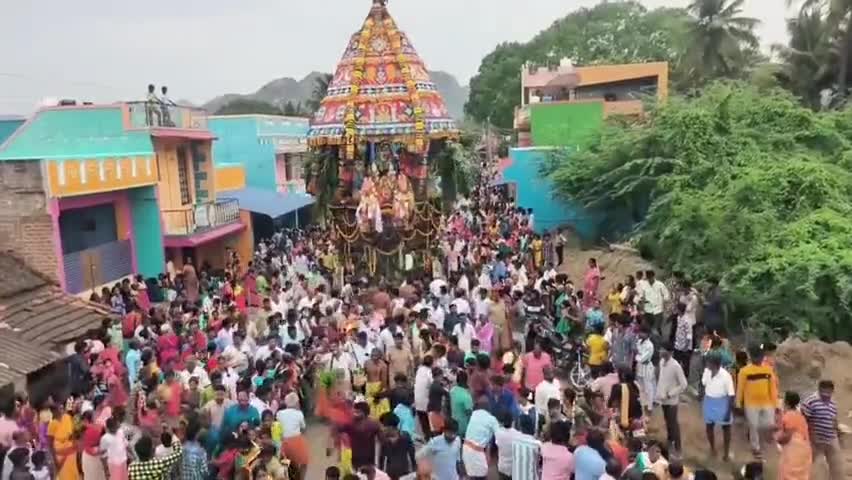 ஆரணி: குப்பம் பகுதியில் காளியம்மன் கோவிலில் தேரோட்டம்- பக்தர்கள் 'ஓம் சக்தி' என கோஷமிட்டு தேரை வடம் பிடித்து இழுத்தனர்