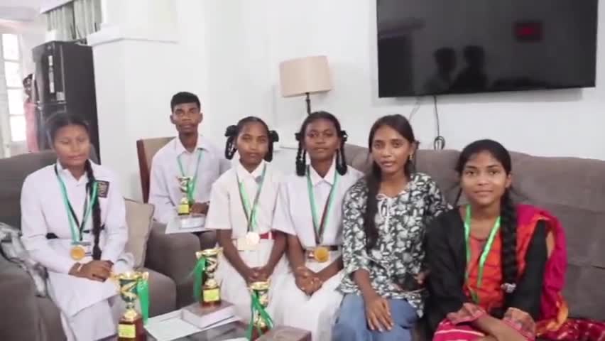 सिमडेगा: डीसी ने आवासीय कार्यालय में मैट्रिक परीक्षा के टॉप 10 छात्रों को किया सम्मानित