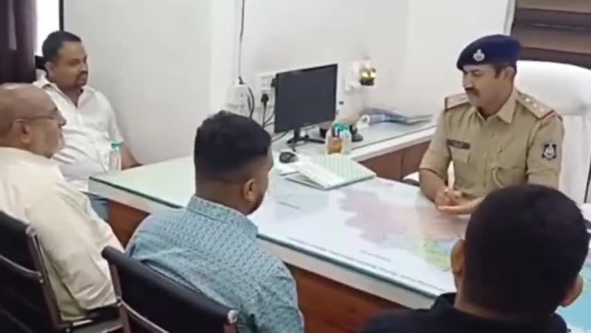 પારડી: શહેરના પોલીસ મથક ખાતે પી.આઈની ઉપસ્થિતિમાં ઈદ પર્વ નિમિત્તે શાંતિ સમિતિની બેઠક યોજાઈ