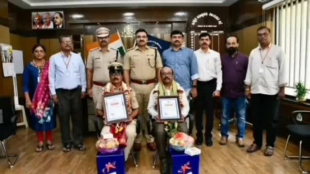 ವಿಜಯಪುರ: ವಯೋ ನಿವೃತ್ತಿ ಹೊಂದಿದ ಪೊಲೀಸ್ ಅಧಿಕಾರಿಗಳಿಗೆ ನಗರದಲ್ಲಿ ಎಸ್‌ಪಿ ಲಕ್ಷ್ಮಣ ನಿಂಬರಗಿ ಸನ್ಮಾನ