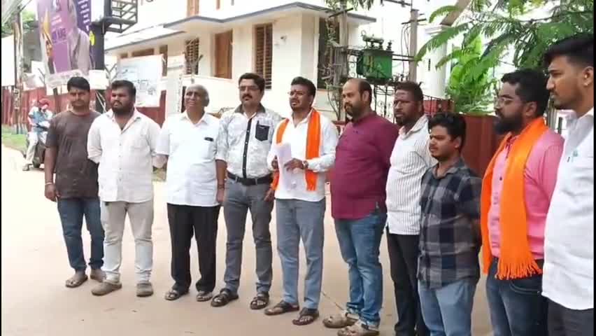 ಧಾರವಾಡ: ಬಕ್ರೀದ್ ಆಚರಣೆ ವೇಳೆ ಗೋ ಹತ್ಯೆ ಆಗದಂತೆ ಕ್ರಮಕ್ಕೆ ಆಗ್ರಹಿಸಿ ಜಿಲ್ಲಾಧಿಕಾರಿ ಕಚೇರಿ ಎದುರು ಬಜರಂಗದಳ ಪ್ರತಿಭಟನೆ