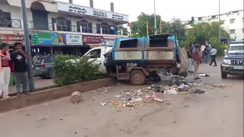 ಹುಬ್ಬಳ್ಳಿ ನಗರ: ವಿದ್ಯಾನಗರದಲ್ಲಿ ಕಾರು, ಬೈಕ್, ಆಟೋಗೆ ಡಿಕ್ಕಿ ಹೊಡೆದ ಕಸ ವಿಲೇವಾರಿ ವಾಹನ; ಎಲ್ಲಾ ಪೀಸ್..ಪೀಸ್..