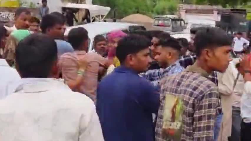 कौंच: कैलिया रोड पर ताज गार्डन के बाहर शादी समारोह में कहासुनी के बाद दो पक्षों में हुई मारपीट, वीडियो हुआ वायरल