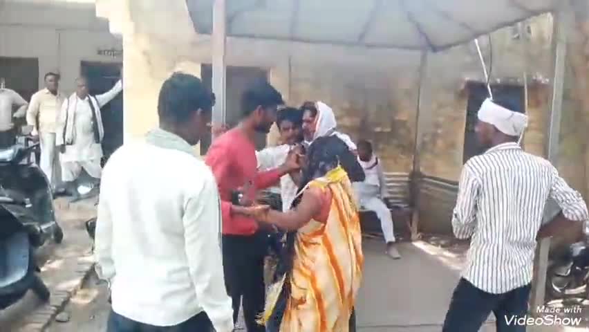 मिर्ज़ापुर: कलेक्ट्रेट में जिला पूर्ति कार्यालय के बाहर दामाद ने सास को मारा थप्पड़, वीडियो सोशल मीडिया पर वायरल