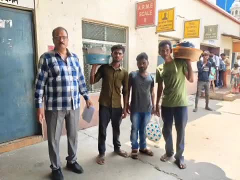 सुल्तानपुर: बेगमपुरा एक्सप्रेस में अनधिकृत वेंडिंग करते तीन विक्रेताओं को सुल्तानपुर स्टेशन पर किया गया गिरफ्तार