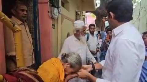 తాడిపత్రి: పట్టణంలోని పలు కాలనీల్లో పెన్షన్లను పంపిణీ చేసిన ఎమ్మెల్యే జేసీ అస్మిత్ రెడ్డి