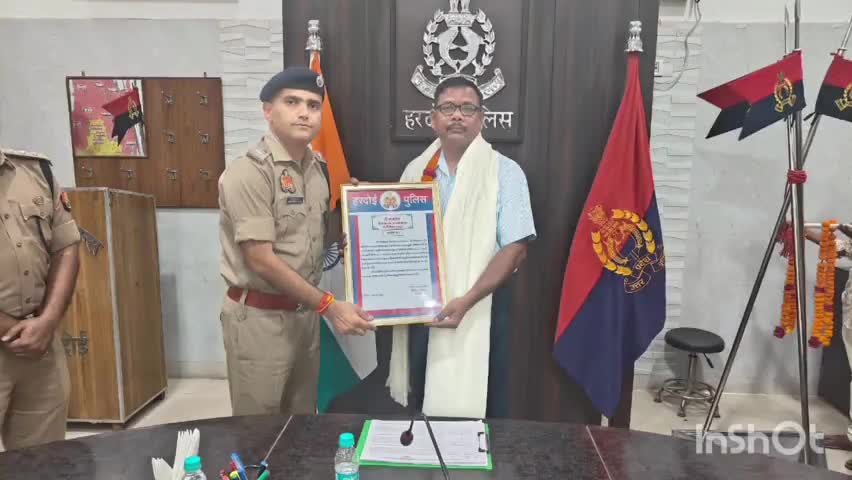 हरदोई: पुलिस कार्यालय में एसपी ने सेवानिवृत्त चार पुलिसकर्मियों को प्रशस्ति पत्र प्रदान कर किया सम्मानित
