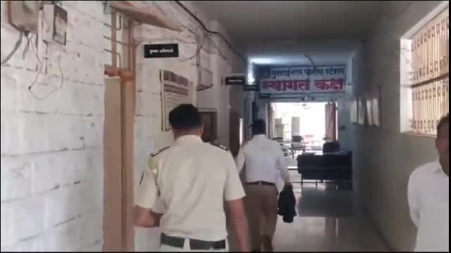 मुक्ताईनगर: शहरातील आठवडे बाजार भागात तिघांना दर्गाच्या आडोशाला गांजा ओढताना पकडले, मुक्ताईनगर पोलिसांत गुन्हा दाखल