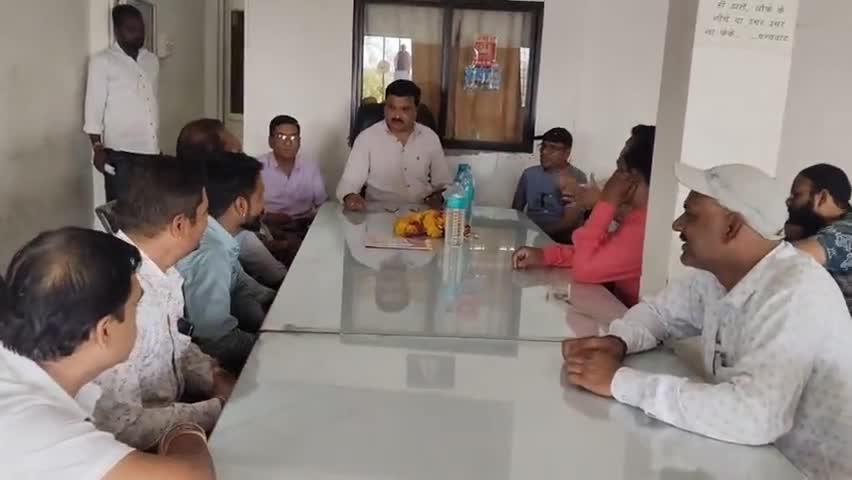 हाटपिपल्या: हाटपिपल्या स्थित कार्यालय में विधायक मनोज चौधरी से पत्रकारों ने की मुलाकात, विभिन्न विषयों पर हुई चर्चा