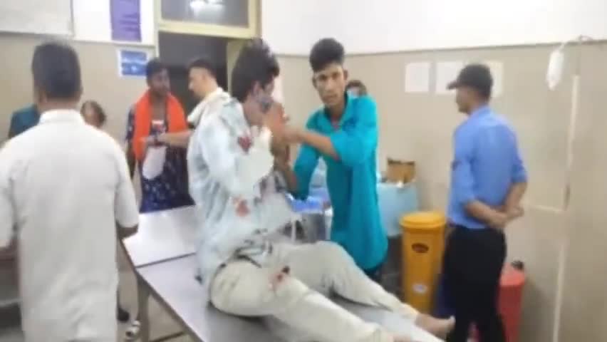दमोह: हटा नाका पर दो बाइकों के बीच हुई टक्कर, दो लोग हुए घायल